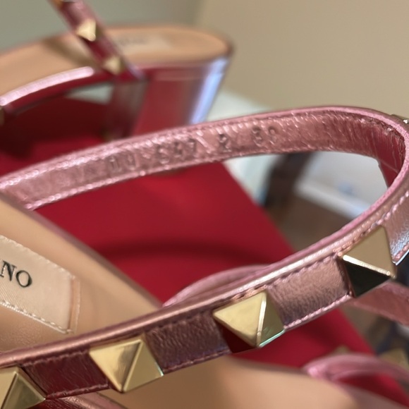Metallic Valentino cage block sandals! pretty in pink..Valentine’s Day ready 💖. - Picture 7 of 9